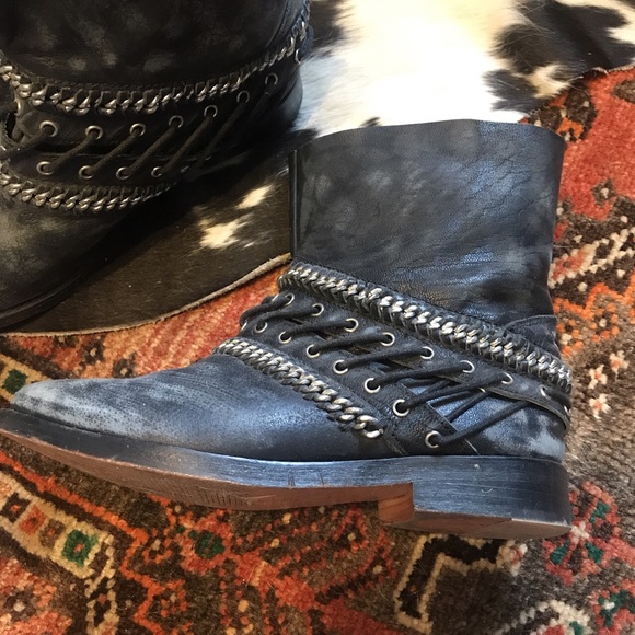 Slip on leather boots. - Picture 2 of 4